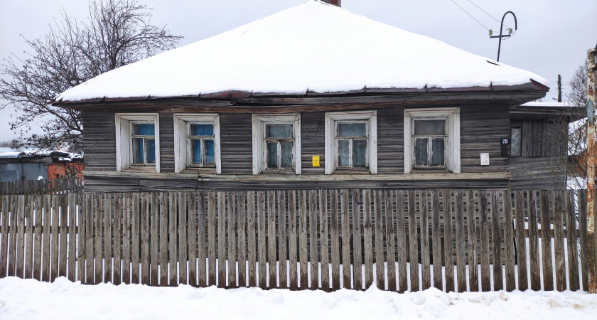 Купил дом в глуши за сущие копейки и перебрался из города: соседка сказала "Только не топи печь" - а я ослушался и пожалел