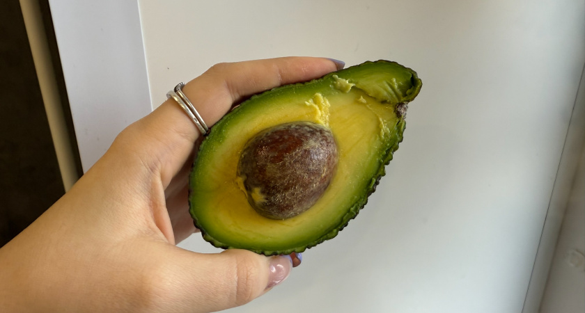 Авокадо покупаю только ради косточки – ценнейший продукт: вот как использую ее дома