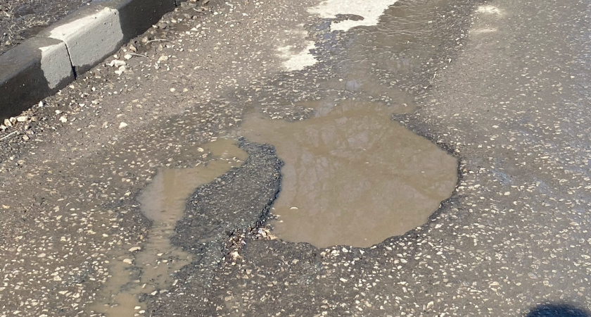 «Яму невозможно проехать»: во что превратилась дорога в районе Касимовского шоссе