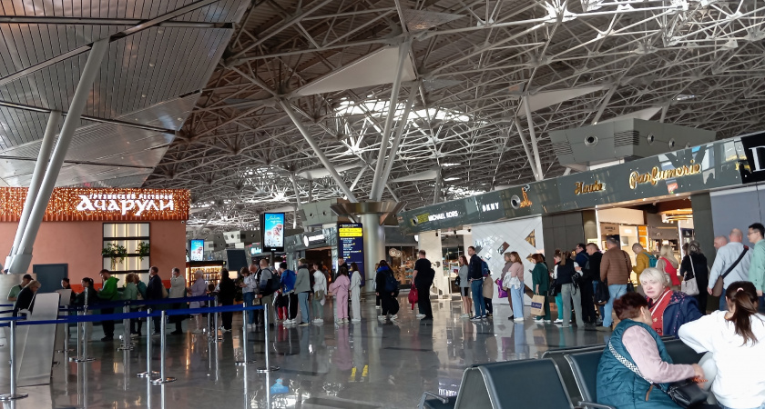 Почему не стоит выбрасывать бутылки с водой на досмотре в аэропорту: делюсь полезным лайфхаком для пассажиров