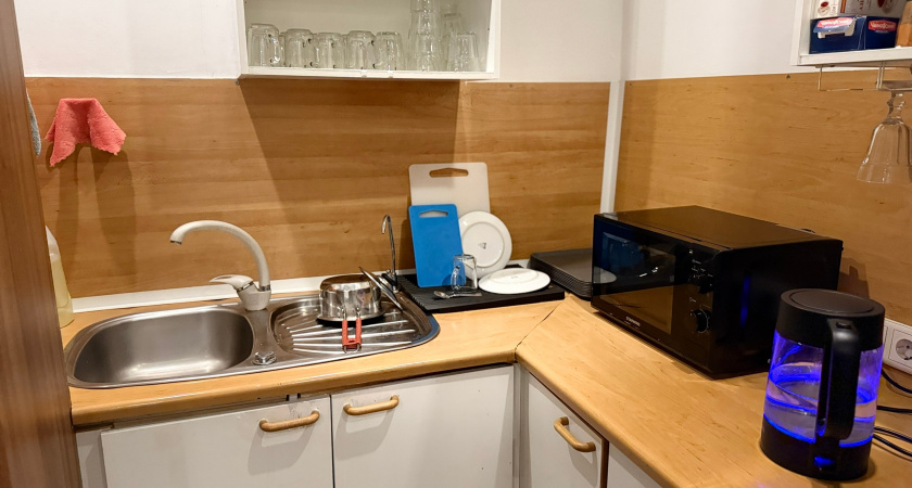 Знал бы раньше, не тратил бы деньги на плитку и фасадные панели для кухни: узнал способ надежнее и дешевле - делюсь