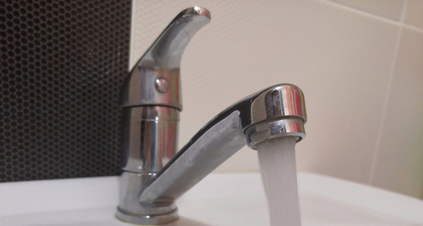 Такой водой невозможно пользоваться: поток ржавчины в домах по ул. Зубковой не прекращается несколько недель