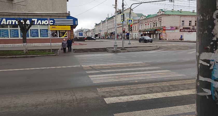 Рязанцы не могут проводить детей в школу и детский сад: дорога на ул. Октябрьская утонула в грязи