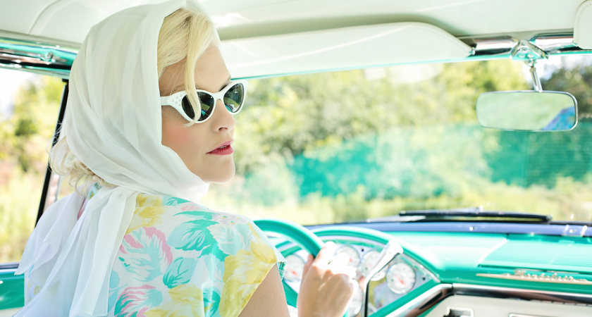 Флешмоб, в котором девушки закрывают багажник ногой, дошел и до Рязани - видеоподборка