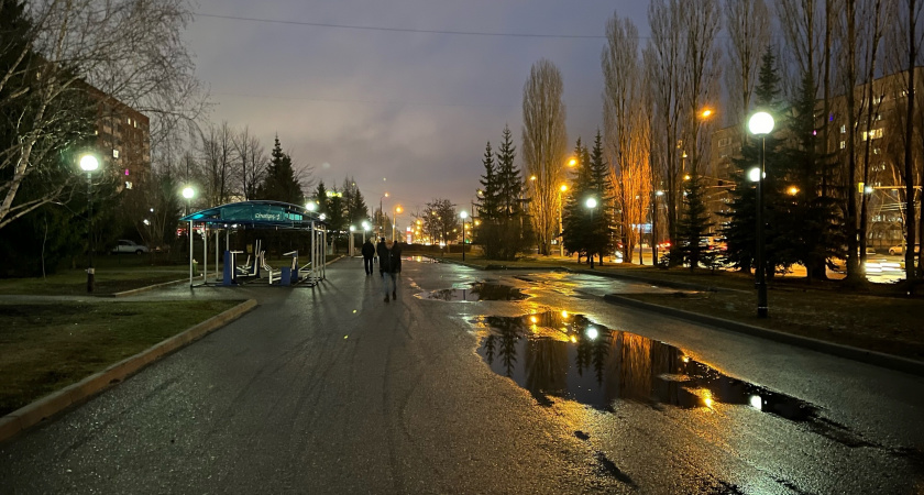 Прогулка превратилась в настоящий квест: пешеходную дорожку в п. Строитель не убирали несколько десятилетий