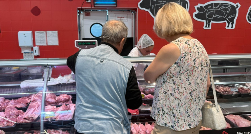 В рязанском магазине «Зодиак» мясной отдел заполнен тараканами