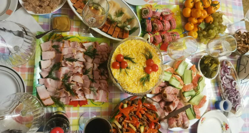 Составила меню для Новогоднего стола: такие продукты найдутся в каждом холодильнике, а блюда — как из кулинарной книги