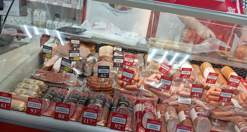 От покупки этой колбасы 100% стоит отказаться: маленький значок на этикетке сразу выдает настоящего аутсайдера - жаль не знала раньше