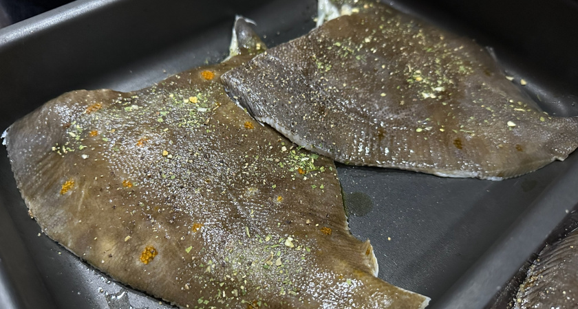 В Светофоре в середине декабря что-то творится с ценами: с полными тележками очереди у кассы - выбираем клубнику и камбалу к праздникам