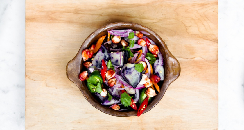 Подруга - повар со стажем рассказала, какой самый вкусный салат у них в заказах на Новый год: приготовила - и правда, дешево и вкусно