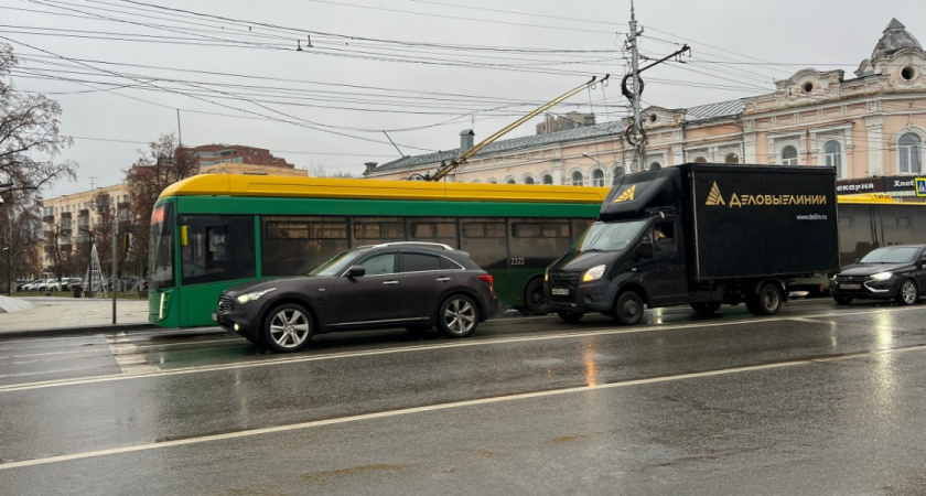 В рязанском микрорайоне Дашково-Песочня бензовоз налетел на троллейбус