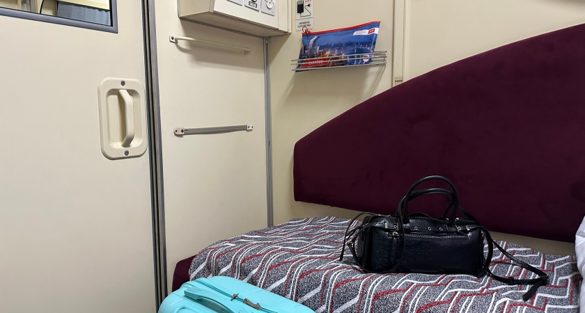 Только достала колбасу, а их дочка её уже съела: рассказываю, как мы в поезде два дня с "весёлой семейкой" купе делили 