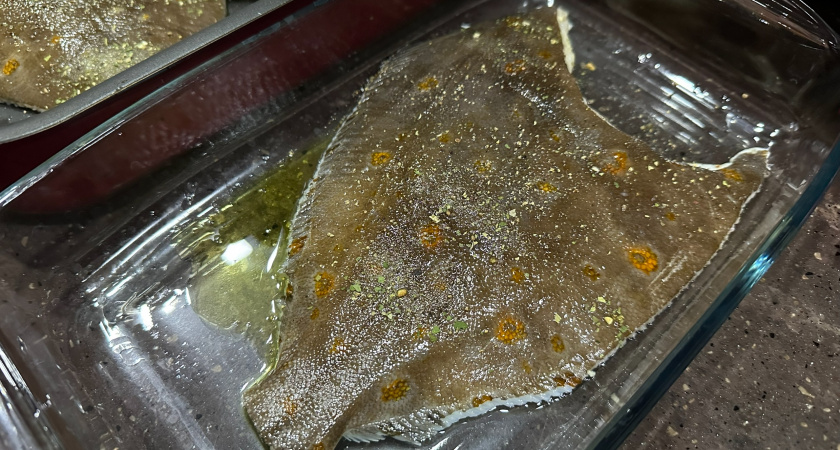 Так готовить камбалу научился на Дальнем Востоке. По-царски вкусно, просто и цена "не кусается" - сделаю на Новый год