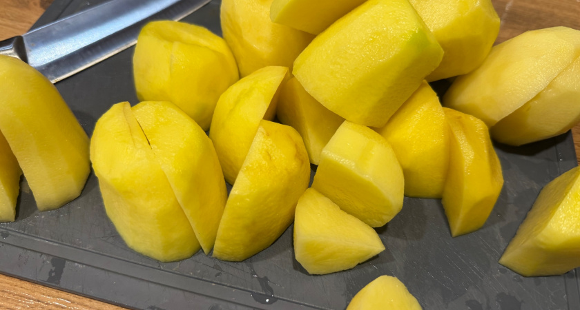 Умные хозяйки всегда добавляют это в тертую картошку, чтобы она не потемнела: узнала секрет идеальных драников - теперь делаю также