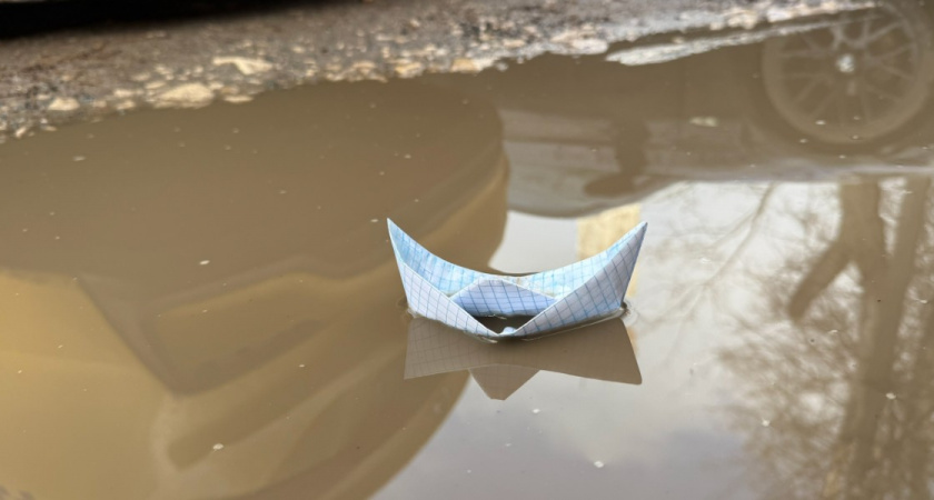 В Рязанской области несколько дней улицу заливает водой из труб
