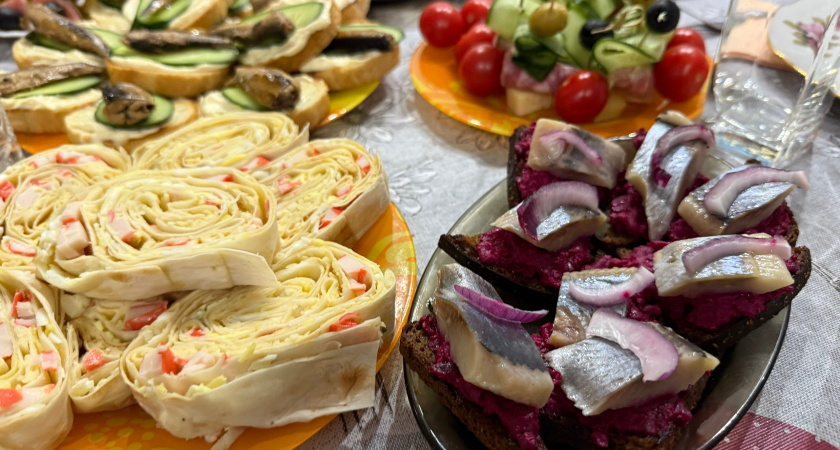 Новогодний стол до 2000 рублей: волшебное меню на 6 человек - порадует гостей и Огненную Лошадь 