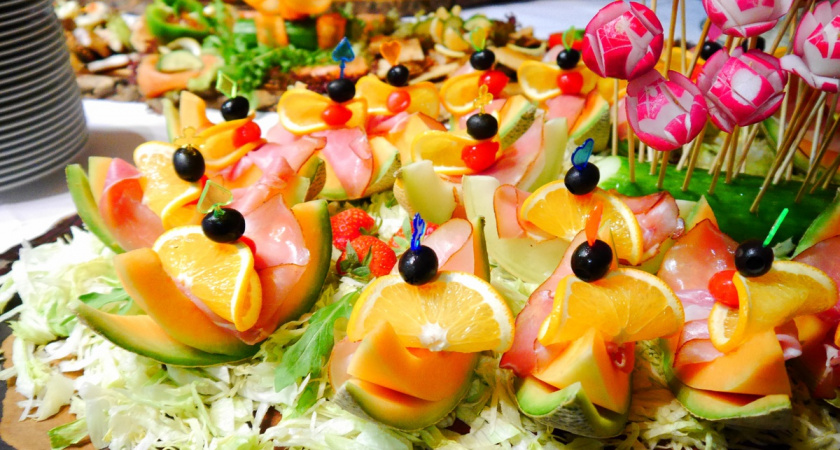 Делаю праздничную закуску без мук выбора: сразу 4 варианта канапе - гости съедают еще до горячего