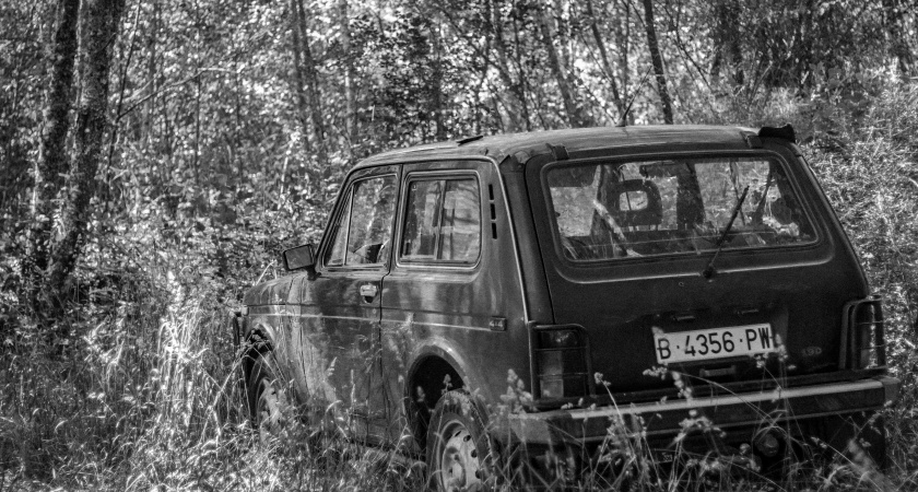 «Парковка по-рижски»: рязанцы советуют, как бороться с авто, перекрывшим выход из подъезда