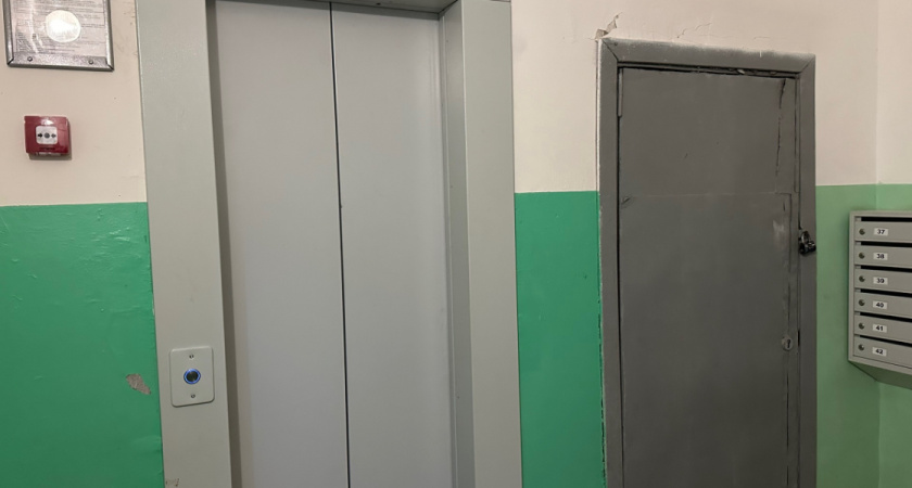 В Рязани мужчина затащил полуголый труп в лифт и убежал