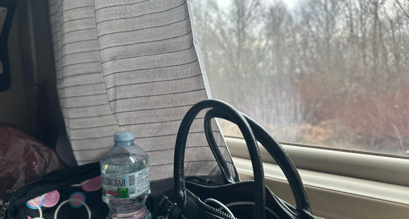 «Я купила нижнюю полку, а вы лежите наверху, раз такие бедные»: вот как попутчица поплатилась за свои слова соседям по купе