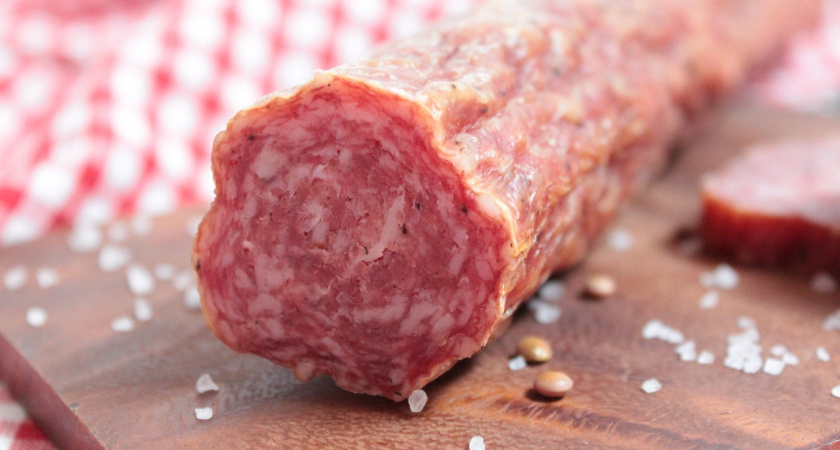 Готовлю домашнюю колбасу без специальных приспособлений и заморочек: узнала простой рецепт мясной вкуснятины на завтрак