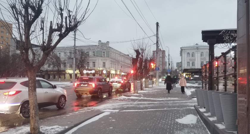 За вечер в Рязани на Театральной площади пострадали два десятка машин