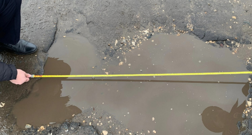 Из-за опасной ямы в центре Рязани 20 автомобилей пробили колеса