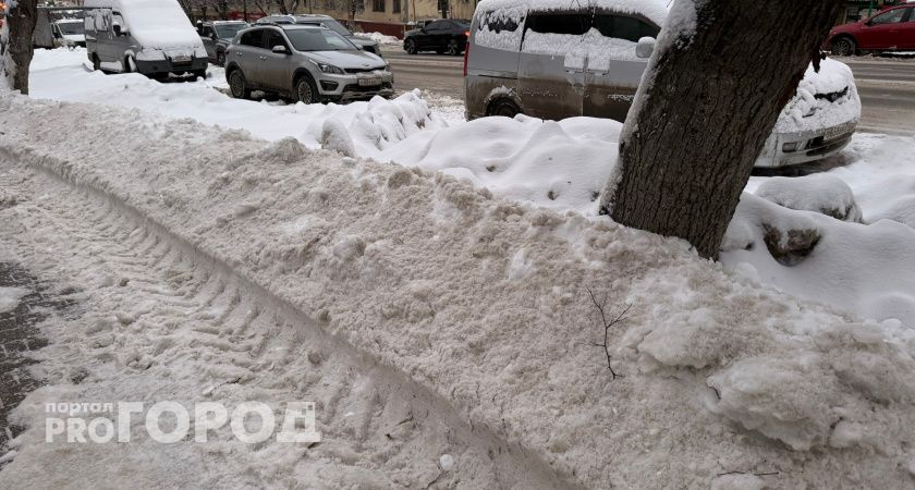 «Ни пройти ни проехать»: рязанцы поддержали жалобу на неубранный тротуар у ТД «Барс»