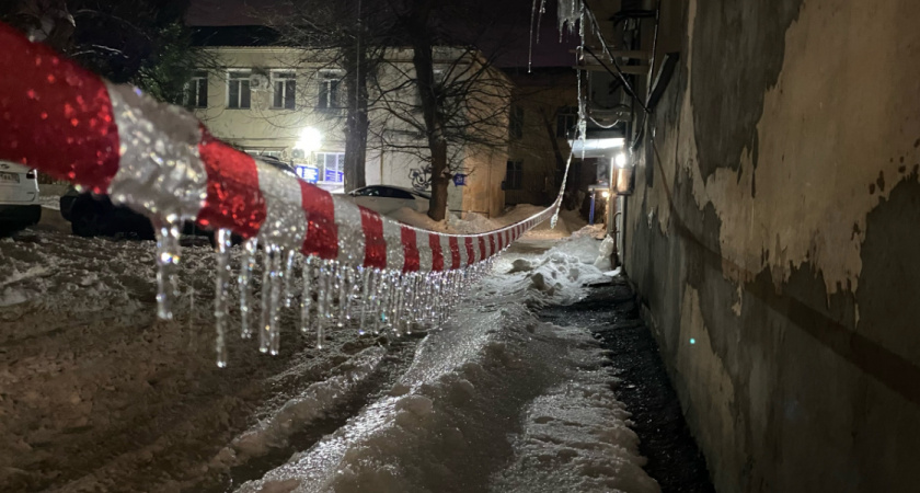 Горожане опасаются ледяных сосулек в центре Рязани
