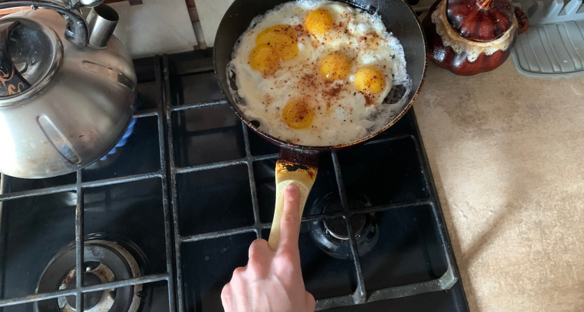 Не сало и не масло, а в 100 раз полезнее: вот на чём жарят яичницу мудрые хозяйки — запомните раз и навсегда