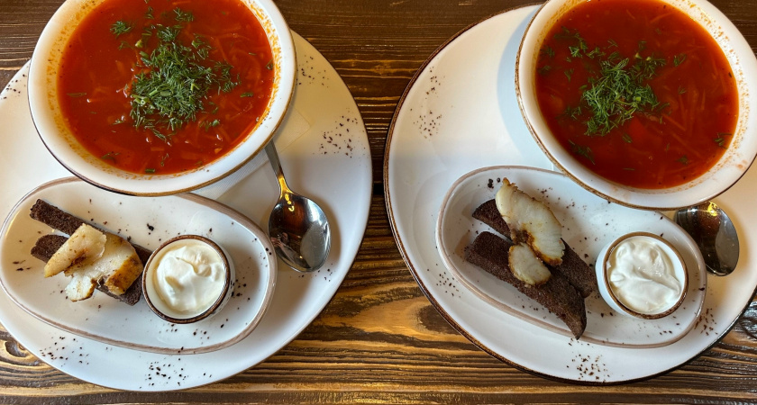 Как варят настоящий борщ, а не суп со свеклой: узнала рецепт из книги 1952 года. Есть 2 тонкости: от них зависит вкус и рубиновый цвет