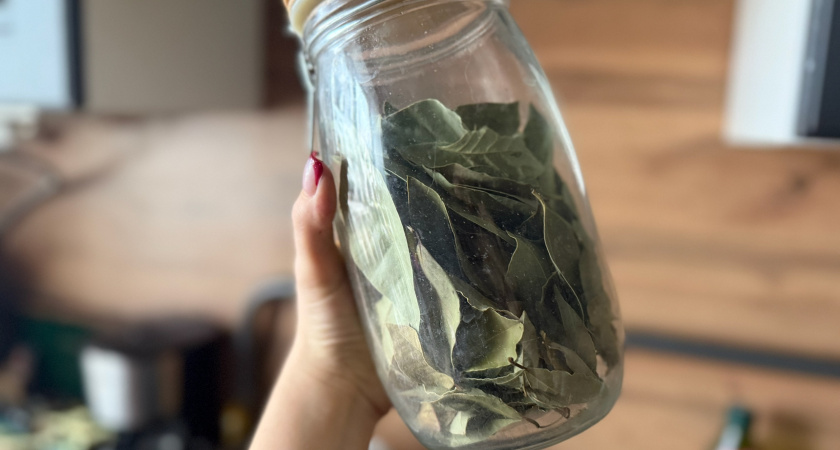 Для чего мудрые хозяйки поджигают дома лавровый лист: хитрость наших предков актуальна и сегодня