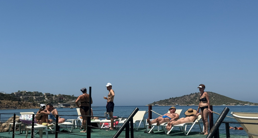 Почему русские туристы предпочитают плавать в море, а иностранные гости - нежатся у бассейна?