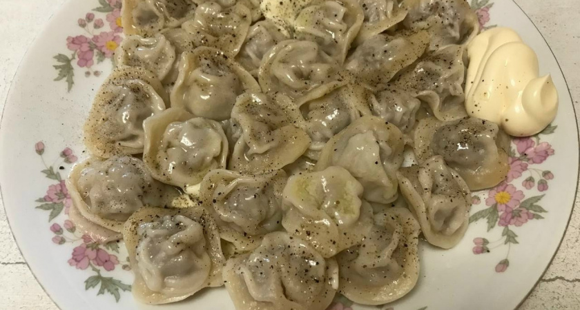 Ребенок уговорил купить пельмени Сибирская коллекция на черном тесте: попробовали и поняли - вот почему ему понравилось, а меня воротит