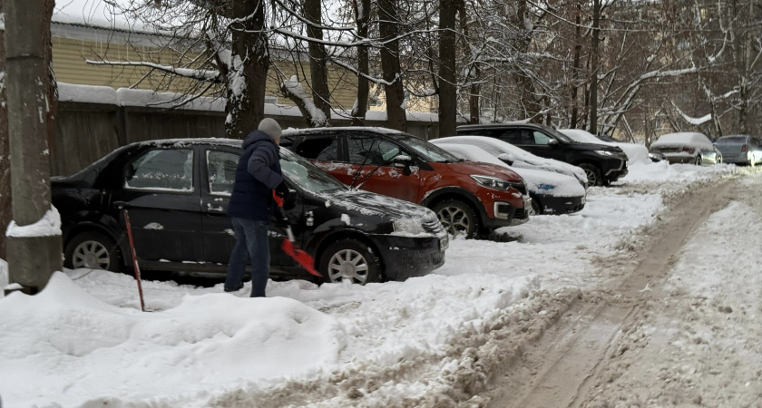 Жителей Рязани попросили убрать машины с одной улицы из-за уборки снега