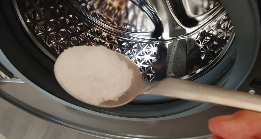 Всегда кладу ложку в барабан стиралки — стирка проще, а полотенца краше новых