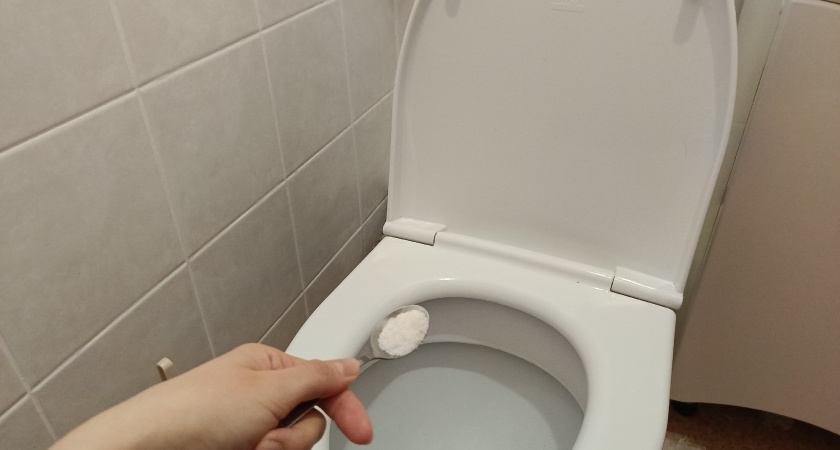 Зачем умные хозяйки солят воду в унитазе. Запомните это на всю свою жизнь