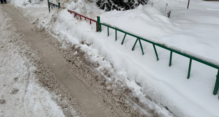 «Об этих местах просто забыли»: пешеходная дорога и лестница у Михайловского шоссе непригодны для передвижения