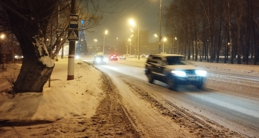 «Город продолжает утопать в снегу»: тротуар по ул. 1-я Красная никогда не чистился 