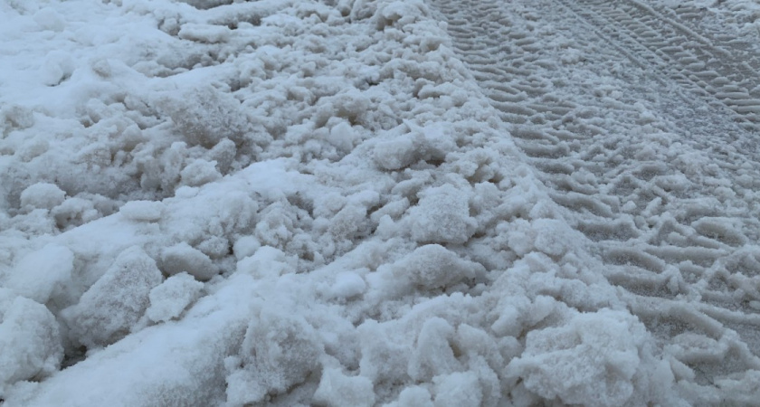 «Вывозом снега никто не хочет заниматься»: на ул. Крупской и Юбилейной снежные массы перекрывают движение