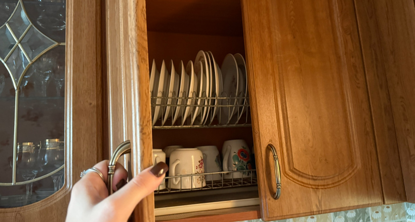 Сушилка больше не требуется: новый тренд сезона освобождает кухню от хаоса и возвращает много свободного места