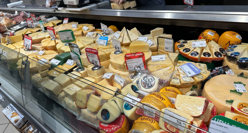 Купила в "Дикси" кусок и нарезку протеинового сыра с томатом и базиликом: сравнила вкус и качество обоих - вот почему их нужно съедать сразу