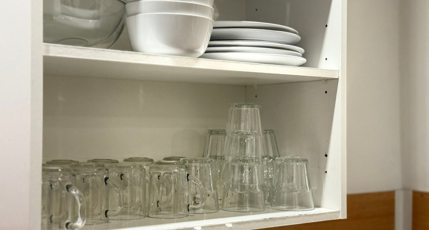 Устала тянуться за кружками: как я внедрила на кухне 5 нестандартных, но полезных идей - жаль раньше не догадалась