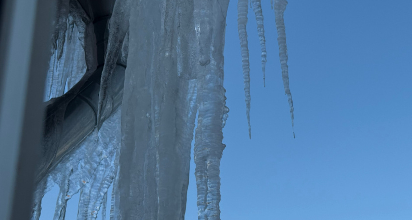 Рязанцы сняли гигантскую сосульку высотой в 5 этажей