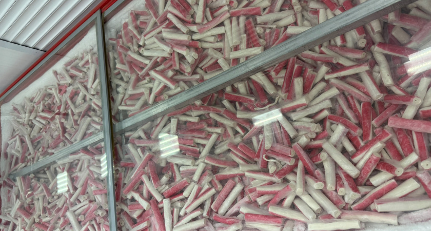 Эти три буквы отличают качественные крабовые палочки от дешёвых из бросовой рыбы. Ищите их на упаковке