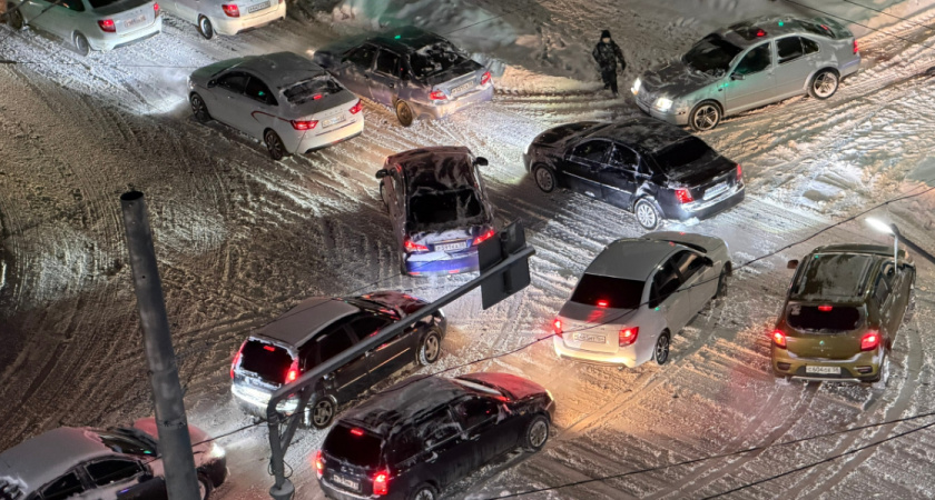 Автомобиль влетел в ограждения в центре Рязани, на месте 3 экипажа полиции