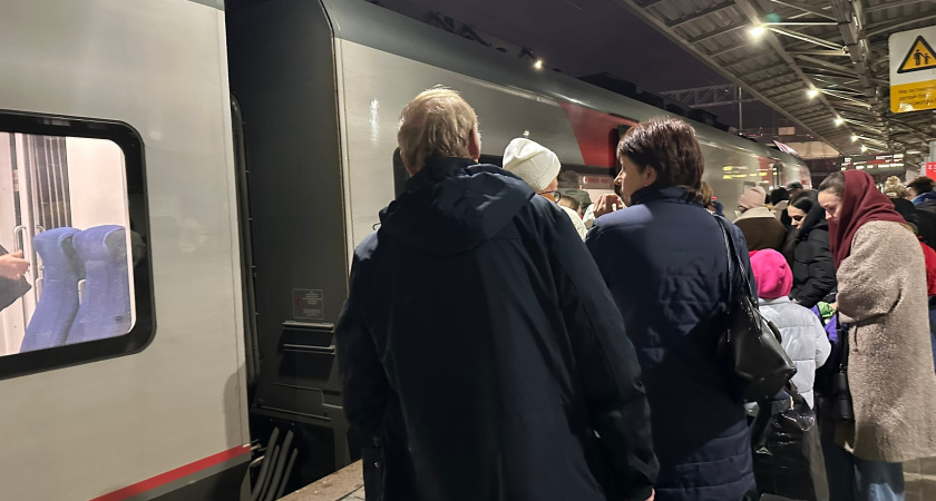 «Оплатил верхнюю полку в поезде - там и сиди, и ешь». Новые правила РЖД неприятно удивили