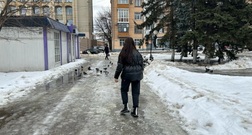 «Вероятность попасть под машину все выше»: рязанцы просят привести в порядок пешеходные перехода на ул. Касимовское шоссе