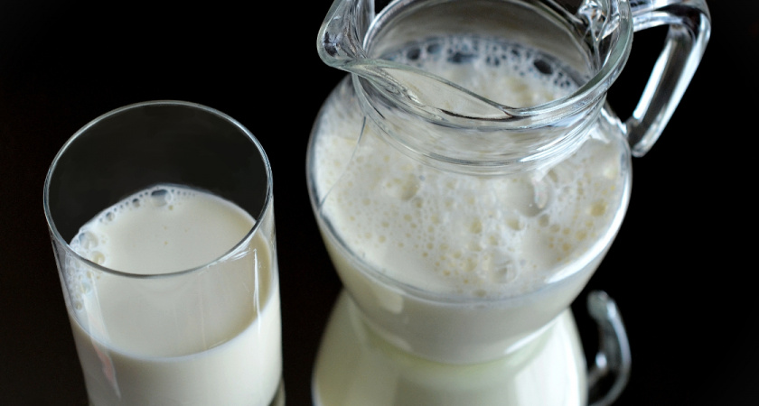 Врач Александр Новиков рассказал, какое молоко лучше, обычное или топленое, в чем их плюсы и кому нельзя пить топленое