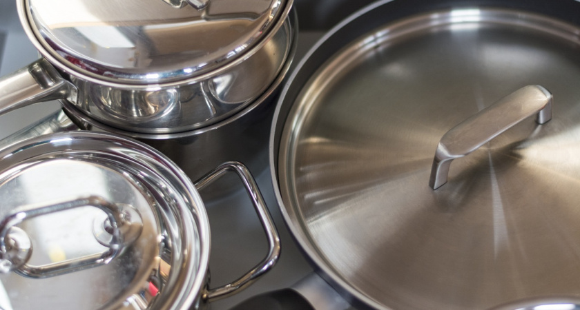 На моей кухне вся посуда сверкает как новая: как отмывать жирные сковородки без химии – ресторанный трюк